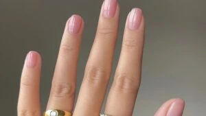 Sadeliği ve parlaklığın ön plan tutan 2025 ilkbahar tırnak modelleri! Şeffaf ve ışıltılı Lipgloss nails trendi!