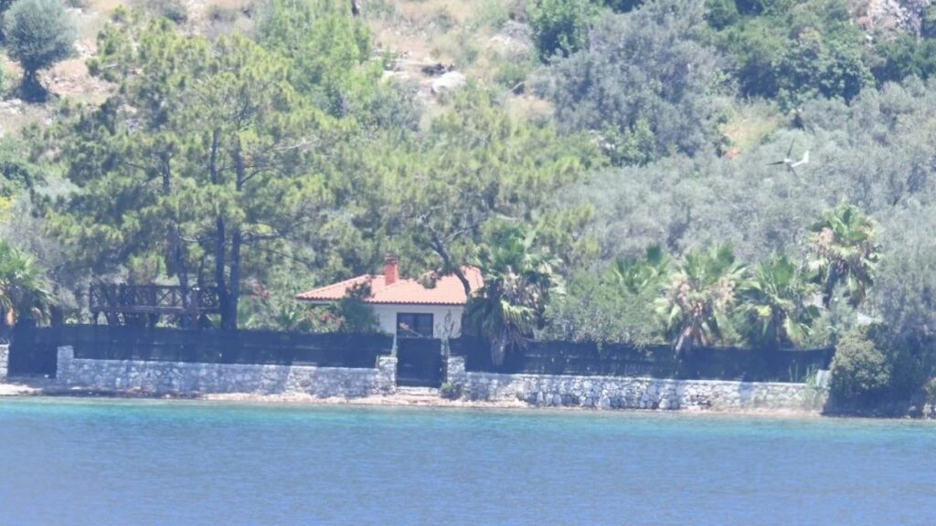Şahan Gökbakar’a şok yıkım kararı! Kaçak iskele başına bela oldu