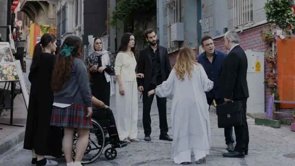 Sahipsizler yeni sezona bomba gibi başladı! Ekip ilk bölümü birlikte izledi