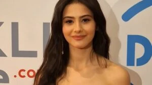 Şakir Paşa Ailesi’nin Sümbül’ü Helin Kandemir ödülünü set emekçisine ithaf etti!