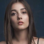Sakiz Adasinda evlenen oyuncu Sevda Ergincinin sade gelinligi gorenleri mest etti