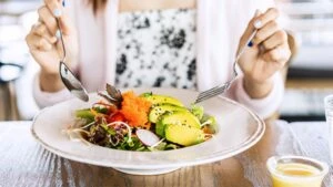 Salata tüketenlere kötü haber! Zayıflamıyorsunuz aksine kilo alıyorsunuz