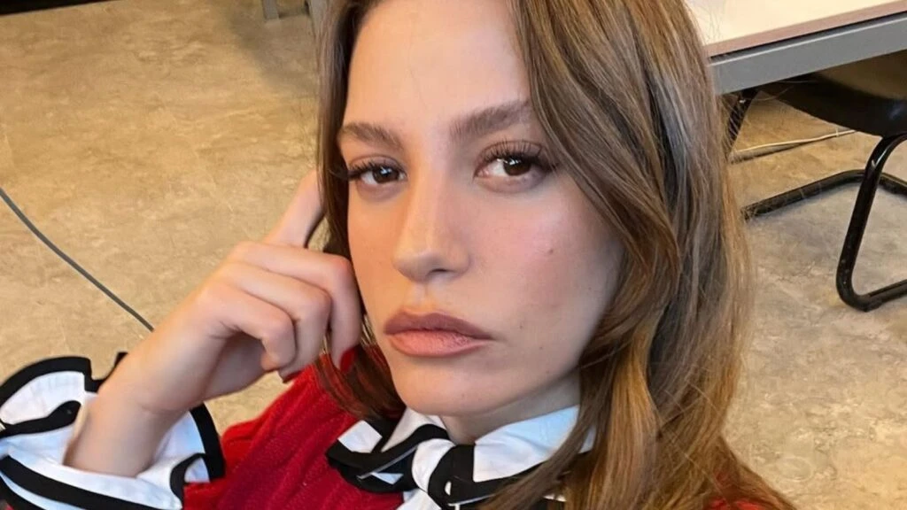 Herkes deli gibi arıyor! Serenay Sarıkaya'nın saç renginin tonunu bulduk