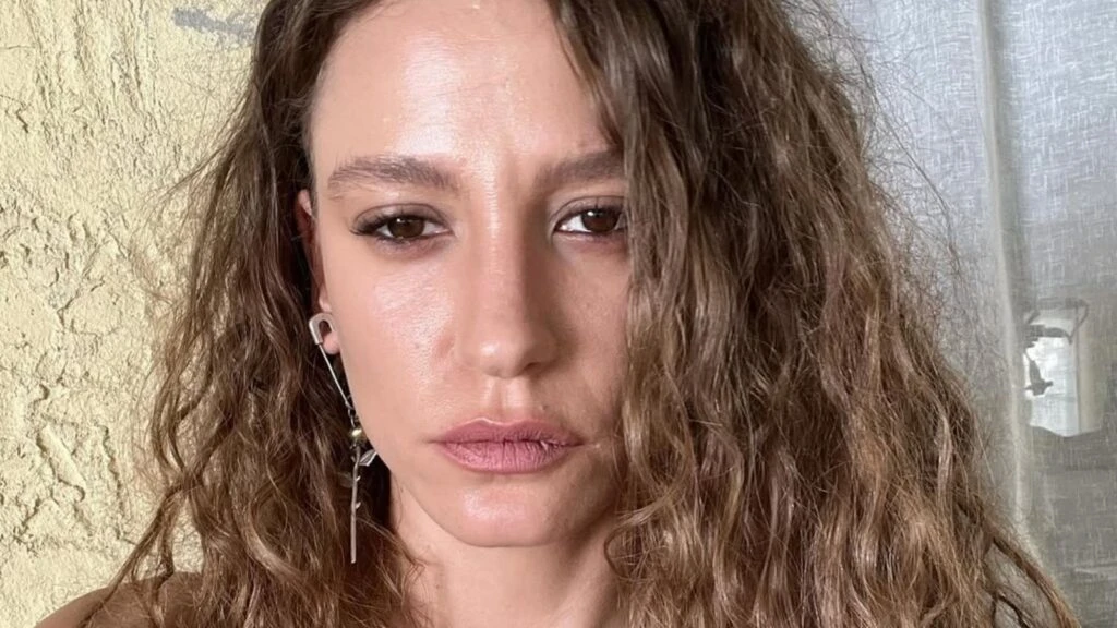 Herkes deli gibi arıyor! Serenay Sarıkaya'nın saç renginin tonunu bulduk