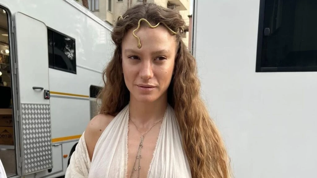 Herkes deli gibi arıyor! Serenay Sarıkaya'nın saç renginin tonunu bulduk