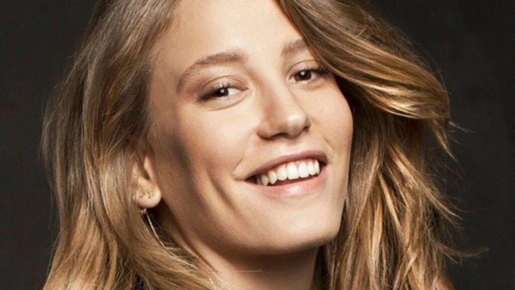 Herkes deli gibi arıyor! Serenay Sarıkaya'nın saç renginin tonunu bulduk