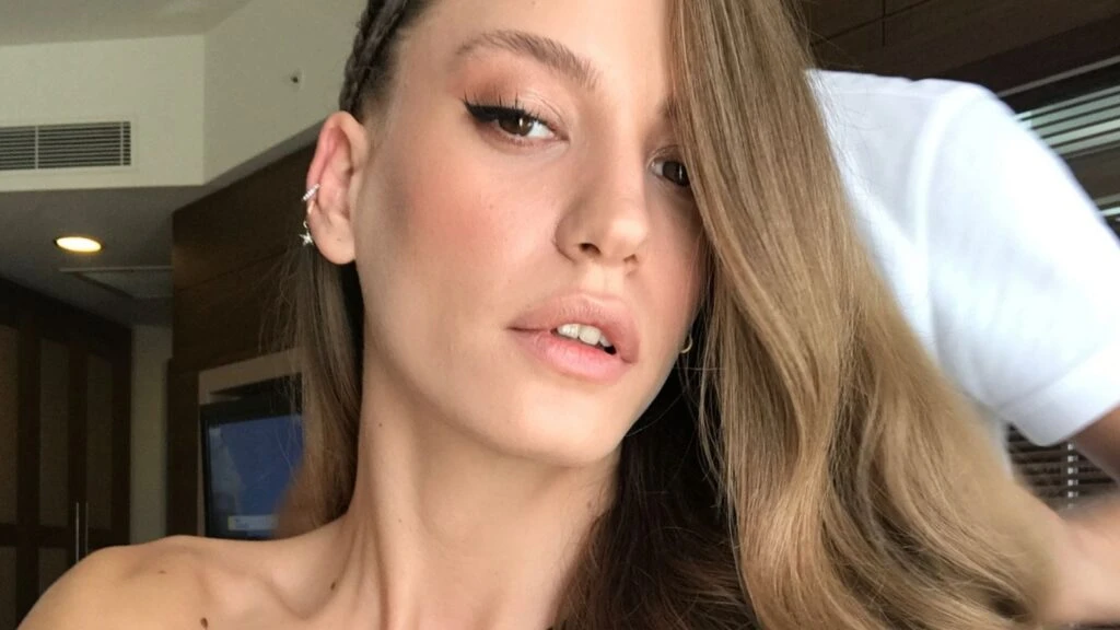 Herkes deli gibi arıyor! Serenay Sarıkaya'nın saç renginin tonunu bulduk