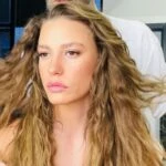 Herkes deli gibi arıyor! Serenay Sarıkaya'nın saç renginin tonunu bulduk Serenay Sarıkaya başarılı oyunculuğunun yanı sıra özel hayatı, güzelliği ve saç rengiyle sık sık gündeme geliyor. Serenay Sarıkaya’nın deli gibi aranan saç renginin tonunu sizin için araştırdık. Sizde saç renginizin Serenay Sarıkaya gibi olmasını istiyorsanız, haberimize göz atabilirsiniz. Peki, Serenay Sarıkaya'nın saç renginin tonu ne? İşte Serenay Sarıkaya'nın saç renginin tonunu… HERKES DELİ GİBİ SERENAY SARIKAYA’NIN SAÇ RENGİNİN TONUNU ARIYOR! Ekranların sevilen ismi Serenay Sarıkaya, oyunculuğunun yanı sıra güzelliği ve özel hayatıyla da gündem olmaya devam ediyor. Şimdilerde yaşadığı aşkla sık sık gündeme gelen Sarıkaya, saç rengiyle de gündem olmaya devam ediyor. Rol aldığı projelerde ve sosyal medya paylaşımlarında dikkatleri üzerine çeken Sarıkaya’nın ışıltılı ve doğal saç tonu, özellikle genç kızlar tarafından merak ediliyor. Herkes deli gibi Serenay Sarıkaya’nın saç renginin tonunu araştırıyor. Peki, herkesin merakla peşine düştüğü bu saç rengi tam olarak ne? Sizde saç renginizin Serenay Sarıkaya gibi olmasını istiyorsanız, doğru yerdesiniz. Serenay Sarıkaya’nın deli gibi aranan saç renginin tonunu sizin için araştırdık. İşte Serenay Sarıkaya'nın saç renginin tonunu… SERENAY SARIKAYA'NIN SAÇ RENGİNİN TONUNU BULDUK! Serenay Sarıkaya’nın saç renginin tonunu arayanlara müjde! Ünlü oyuncunun saç renginin tonunu sizin için bulduk. Serenay Sarıkaya’nın son dönemde kullandığı saç rengi “bal köpüğü yansımalı sıcak karamel “olarak karşımıza çıkıyor. Bu ton, özellikle güneş ışığında altın ve bakır tonlarıyla parlıyor, doğal ışıltılarla saça hareket kazandırıyor. Uzmanlara göre Serenay Sarıkaya’nın kullandığı bu renk; açık tenli, buğday tenli ve nötr alt tonlara sahip ciltlerde adeta ışıldıyor. Serenay’ın saç rengi, klasik karamelden daha yumuşak, bal köpüğünden daha sıcak bir geçişe sahip bir renk tonu. Bu renk tonu tam anlamıyla bir kişiye özel ton gibi gözüküyor. Üstelik doğru ışıkta saçlara adeta bronz bir ışıltı da katıyor. SERENAY SARIKAYA'NIN SAÇ RENGİNİN TONUNU ELDE ETMEK İSTEYENLER DİKKAT! Sizde Serenay Sarıkaya’nın saç renginin tonunu elde etmek istiyorsanız mutlaka söyleyeceklerimize dikkat etmelisiniz. İşte Serenay Sarıkaya’nın saç renginin tonunu elde etmek isteyenlere tavsiyeler… Kuaförünüze “sıcak karamel üzerine bal köpüğü yansımalar” istediğinizi söyleyin. Işıltıyı artırmak için saç bakımında renk koruyucu ve parlaklık verici ürünleri tercih edin. Serenay Sarıkaya gibi doğal dalgalarla kullanarak bu saç renginin etkisini ikiye katlayabilirsiniz. SERENAY SARIKAYA'NIN SAÇ RENGİNİN TONU NASIL YAPILIR? Serenay Sarıkaya’nın son dönemde kullandığı saç rengi “bal köpüğü yansımalı sıcak karamel” olarak karşımıza çıkıyor. Sizde bu tonlarda bir saç rengi elde etmek istiyorsanız aşağıdaki adımları takip edebilirsiniz. İşte Serenay Sarıkaya’nın saç rengini elde etmek için renk karışımı… Ana Ton: Sıcak Karamel (Level 7 ya da 7.34 / 7.3) Bu, saçın genel rengini oluşturur. Hafif bakır ve altın yansımaları barındırır. Yansıma ve Işıltı Katmak İçin: Bal Köpüğü (8.3 ya da 8.31 tonlarında) Bu ton, saçın uçlarına ve yüz çevresine uygulanarak doğal ışıltılar ortaya çıkarır. Altın Sarısı (9.3) – küçük oranda katılarak yumuşak geçişler sağlanabilir. Serenay Sarıkaya’nın son dönemde kullandığı saç rengi “bal köpüğü yansımalı sıcak karamel” tonunu kuaför yardımıyla elde etmek istiyorsanız. Kuaförünüze bu formülü gösterebilirsiniz. İşte Serenay Sarıkaya’nın saç renginin tonunu elde edebilmek için profesyonel renk formülü önerisi… 1 tüp 7.34 (Altın Bakır Orta Kumral) ½ tüp 8.3 (Bal Köpüğü Tonu) %6 (20 volüm) oksidan Gölgelendirme ve yüz çevresine 9.3 ile balyaj/ombre geçişi Bu formül saçın doğal durmasını sağlar, yansıma oyunlarıyla Serenay’ınki gibi ışıkta renk değiştiren, canlı ama abartısız bir görünüm kazandırır.
