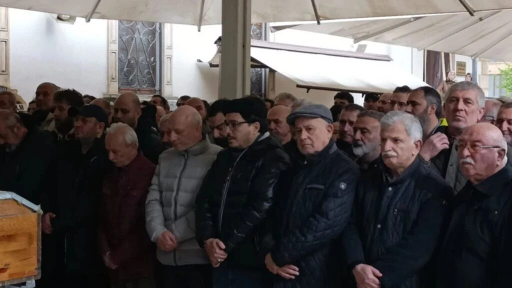 Ünlü oyuncu Serkan Keskin’in annesi Zeliha Keskin vefat etti! Annesini son yolculuğuna uğurladı