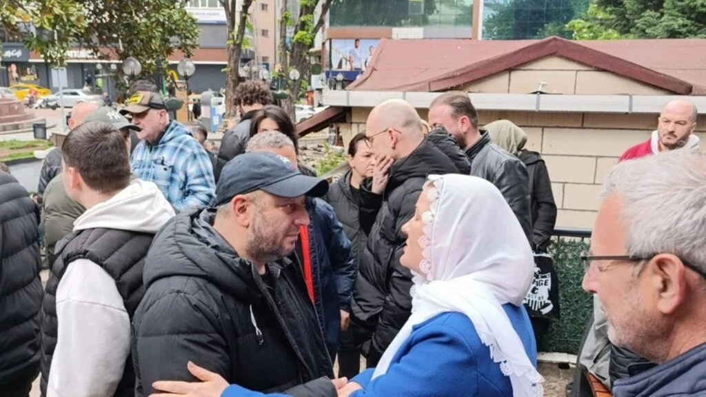 Ünlü oyuncu Serkan Keskin’in annesi Zeliha Keskin vefat etti! Annesini son yolculuğuna uğurladı