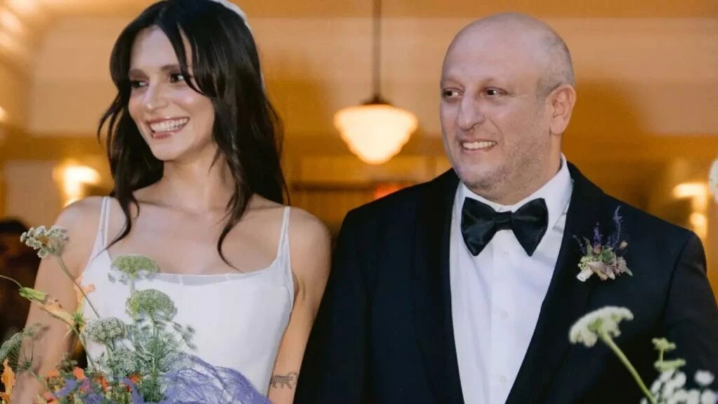 Ünlü oyuncu Serkan Keskin’in annesi Zeliha Keskin vefat etti! Annesini son yolculuğuna uğurladı