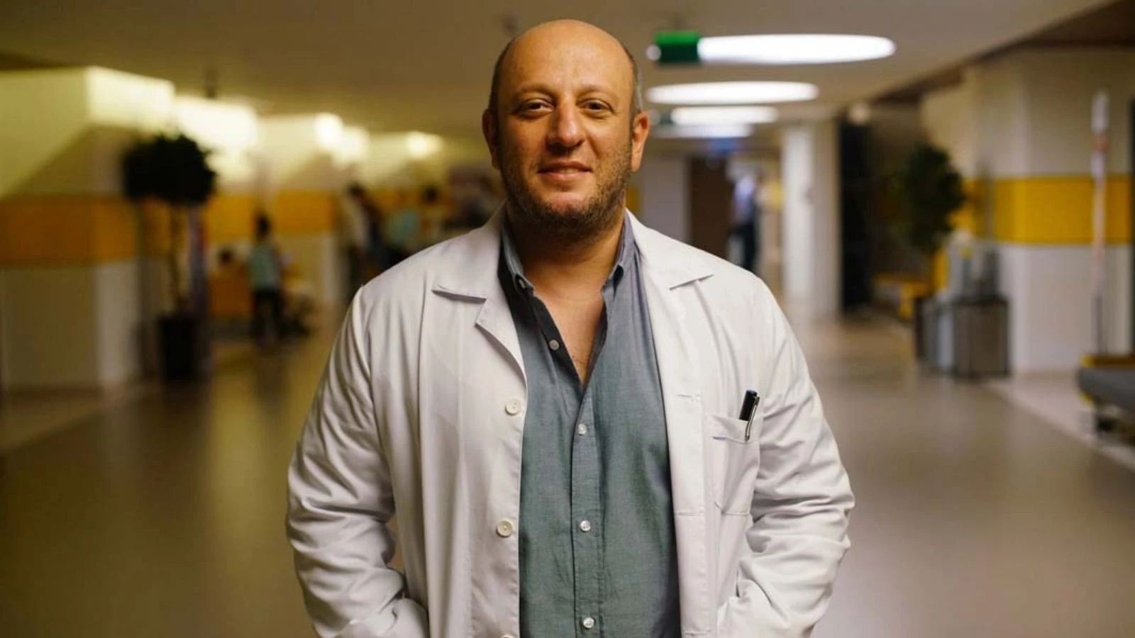 Ünlü oyuncu Serkan Keskin’in annesi Zeliha Keskin vefat etti! Annesini son yolculuğuna uğurladı