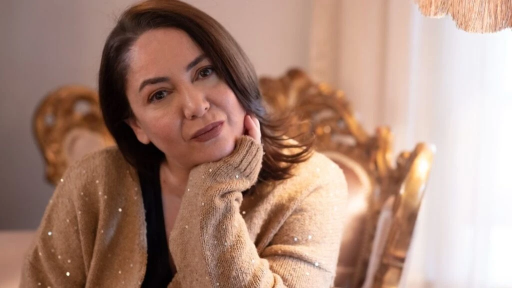 Sibel Taşçıoğlu'ndan Yasemin Sakallıoğlu'na övgüler! “Enerjisi sahneyi sarıyor”