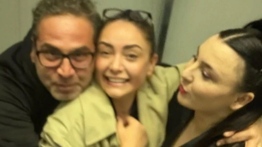 Sibel Taşçıoğlu'ndan Yasemin Sakallıoğlu'na övgüler! “Enerjisi sahneyi sarıyor”