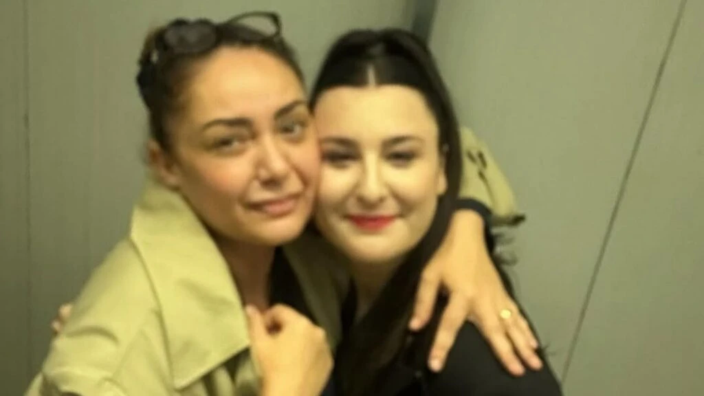 Sibel Taşçıoğlu'ndan Yasemin Sakallıoğlu'na övgüler! “Enerjisi sahneyi sarıyor”