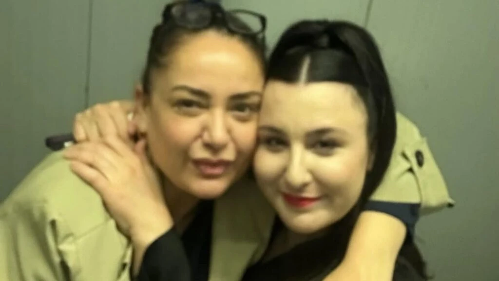 Sibel Taşçıoğlu'ndan Yasemin Sakallıoğlu'na övgüler! “Enerjisi sahneyi sarıyor”