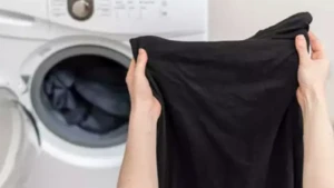 Siyah kıyafetleri canlı tutan yöntem!