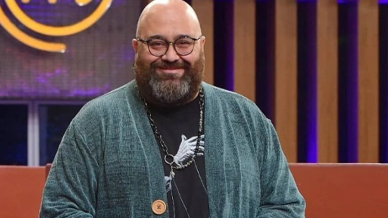 Sosyal medya MasterChef jurisi Somer Sivrioglunun sakalsiz halini konusuyor Cizgi film karakteri Cailouya benzetildi