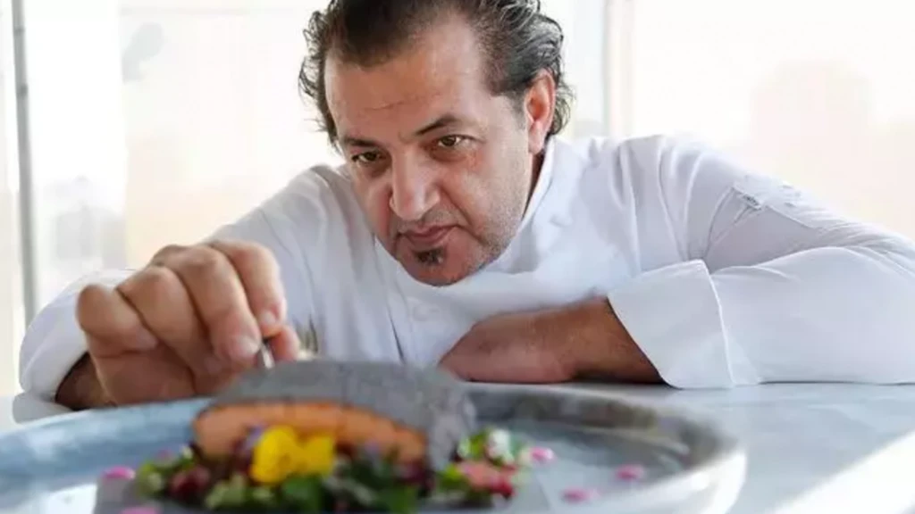 Sosyal medya Masterchef jurisi Mehmet Yalcinkayanin restoranindaki serpme kahvalti fiyatini konusuyor