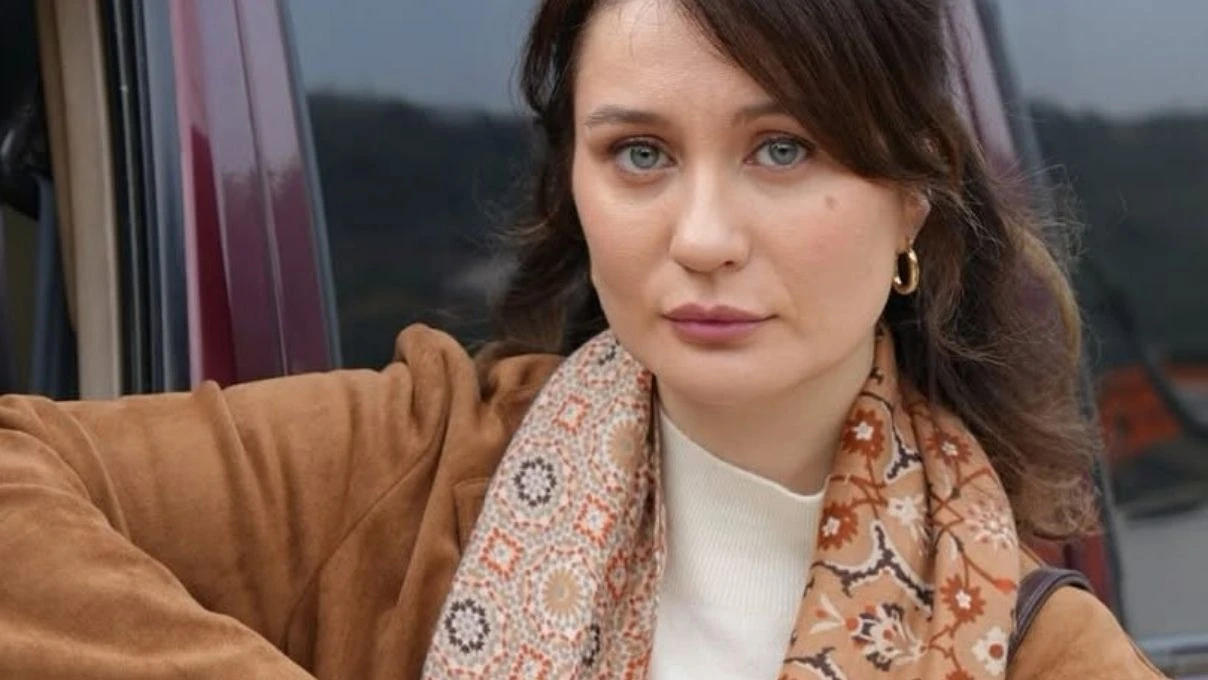 Taşacak Bu Deniz’de Koçari’nin kızı Berna Koraltürk oluyor! ‘İlve’ rolüyle fırtına gibi geliyor! 3 TASACAK BU DENIZ DIZISININ ILVESI BERNA KORALTURK OLDU