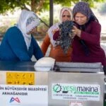Tarsus’ta üreticilere büyük destek! Üzüm sıkma makinesi kadınların işlerini kolaylaştırdı