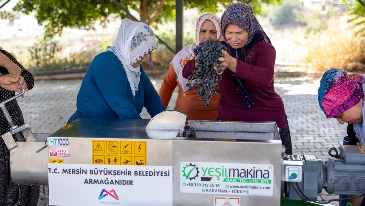 Tarsus’ta üreticilere büyük destek! Üzüm sıkma makinesi kadınların işlerini kolaylaştırdı