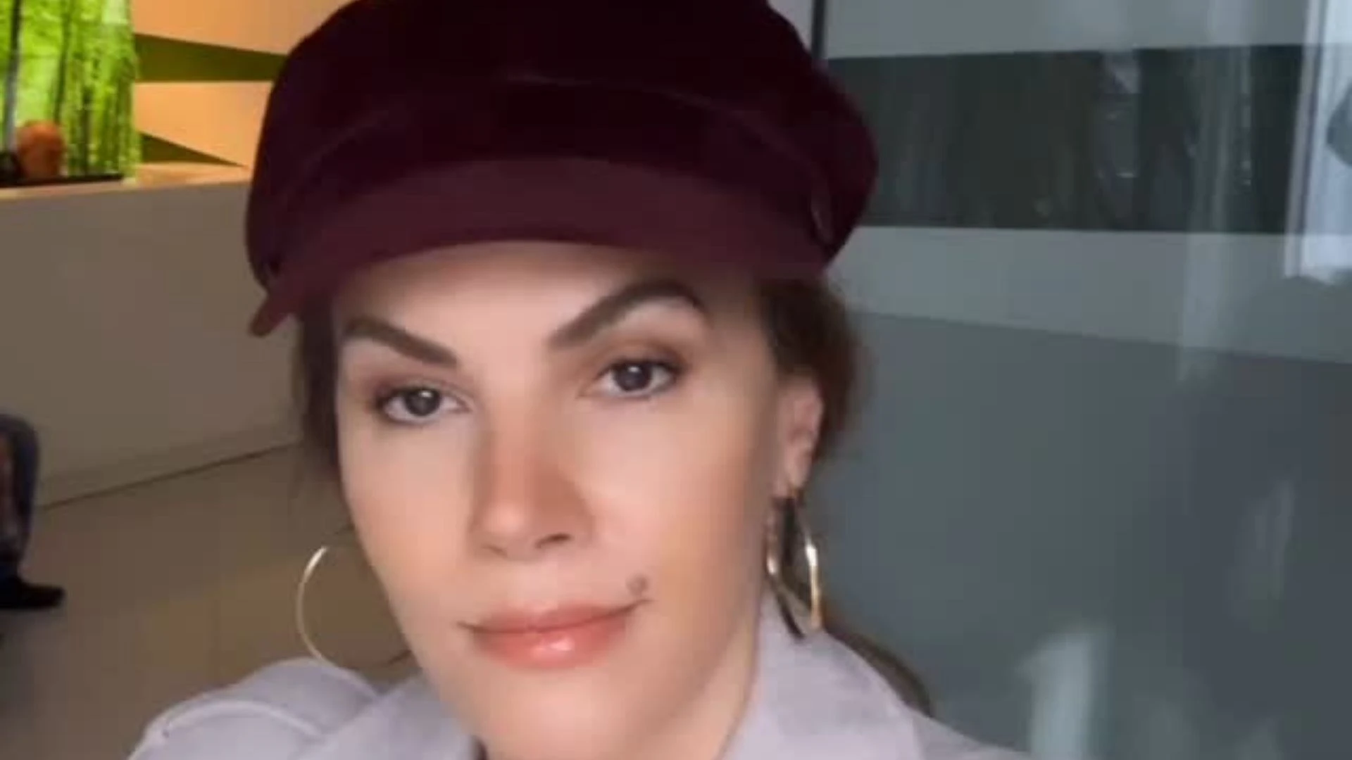 Tulin Sahinden annesine dogum gunu surprizi