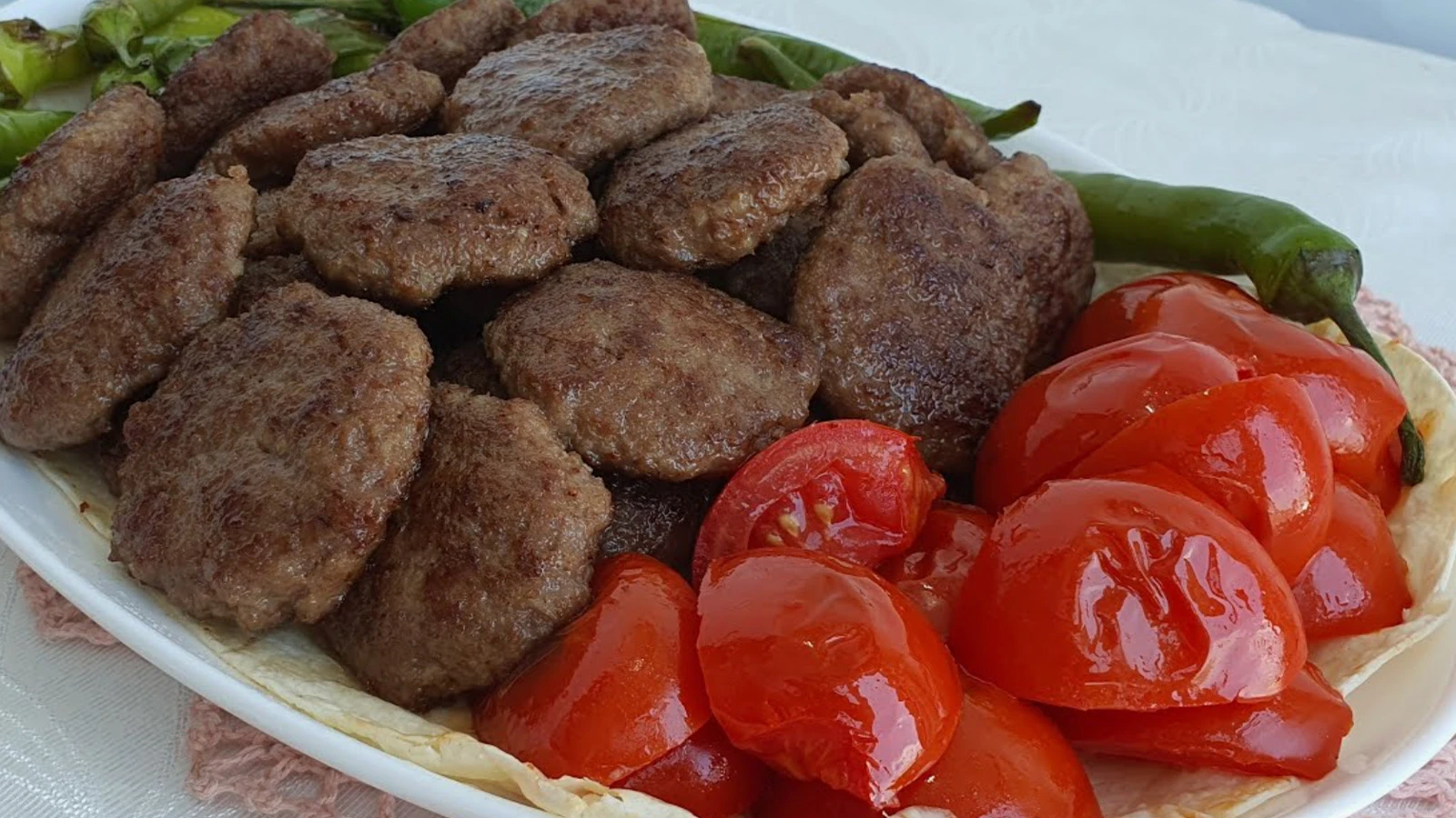 Turkiyenin nam salan Akcaabat koftesi MasterChef mutfaginda Sefler hayran kaldi bir kez yiyen kolay kolay unutamiyor