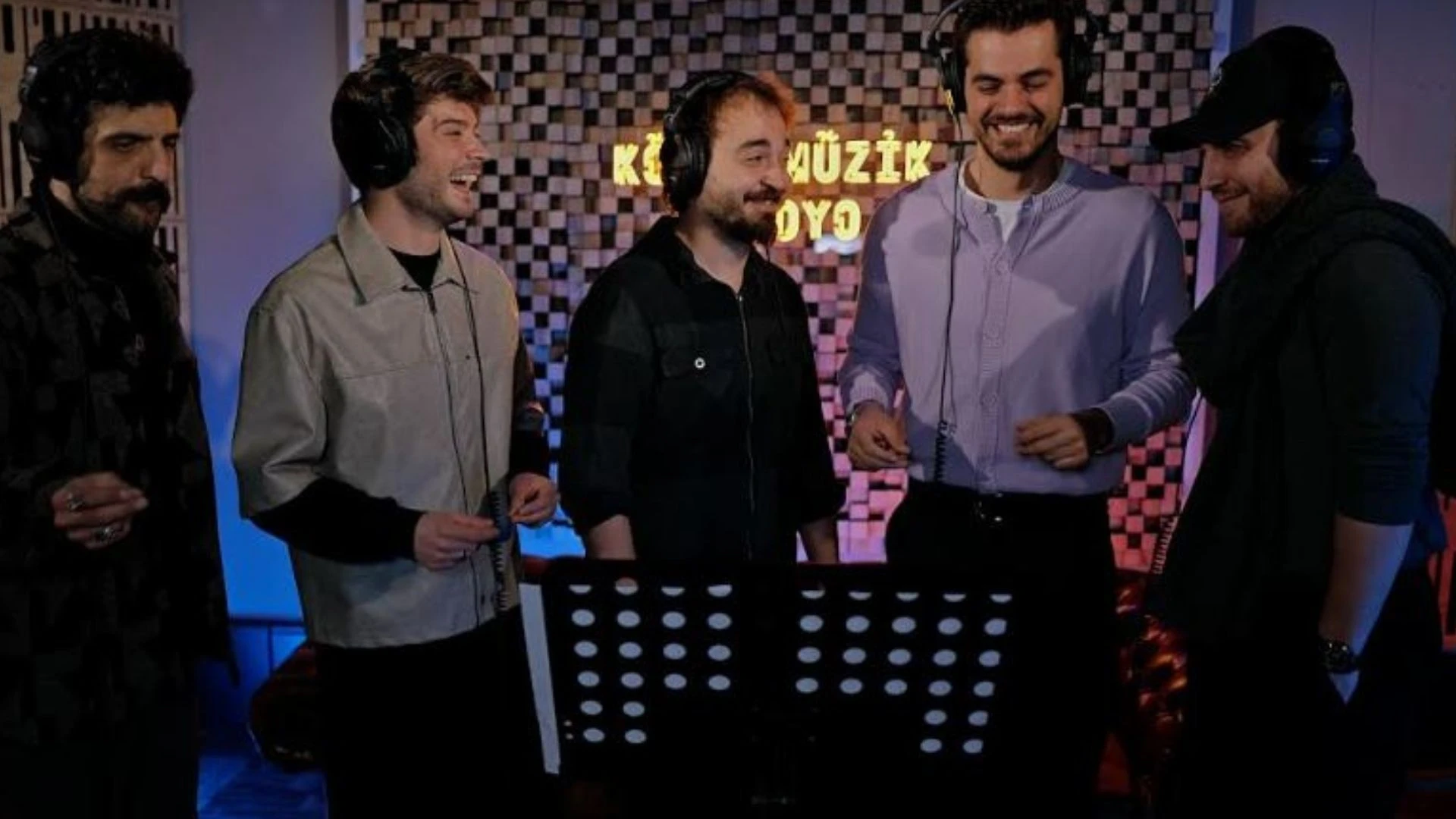 Gönül Dağı dizisinin başrol oyuncularından müzik ziyafeti! Birlikte stüdyoya girdiler 1 UN 101