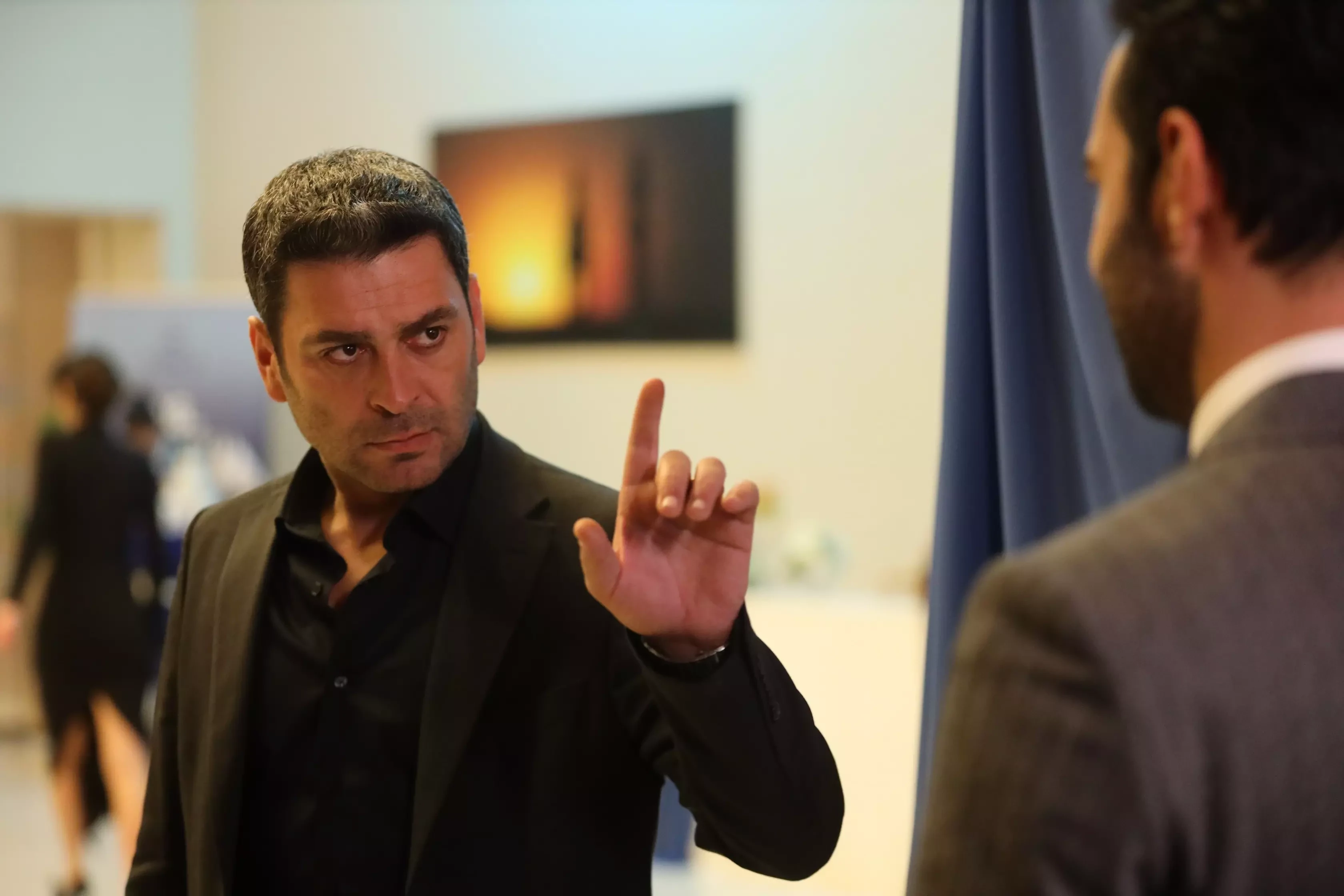 Uzak Şehir’de Kaya Cihan'ı çileden çıkardı! Cihan'ın geçmişindeki Meryem kim?