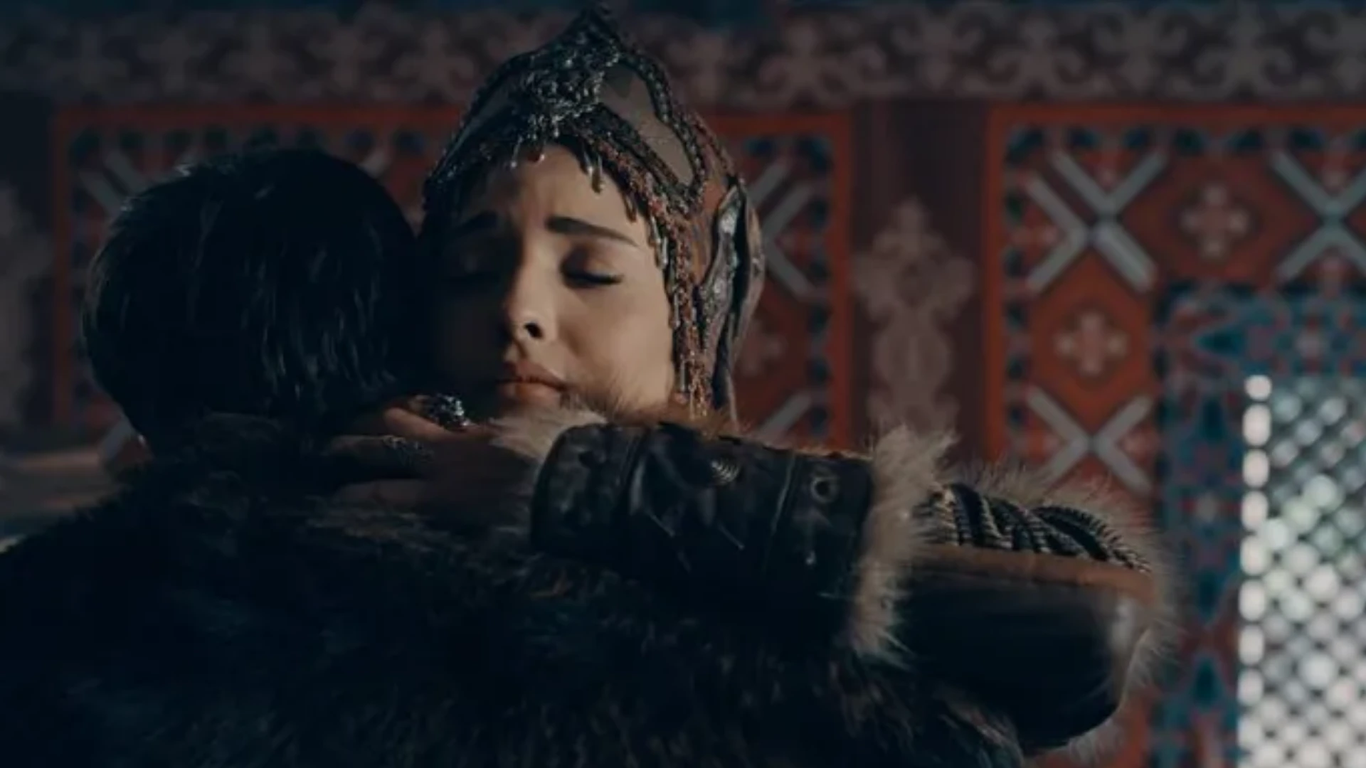 Usta oyuncu Perihan Savas Ay Yapimin NOW TV icin hazirladigi Sahtekarlar dizisinde Huma karakteriyle izleyici karsisina cikiyor. Fedakarligi ve aile baglariyla one cikan Huma dizinin en duy 48