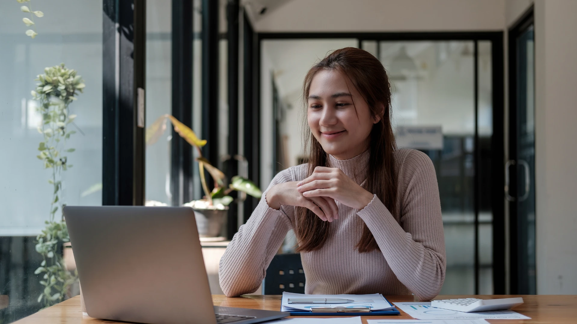 Kadınların ChatGPT’ye En Çok Sorduğu Soru: "Neden Mutsuzum?" 8 Usta oyuncu Perihan Savas Ay Yapimin NOW TV icin hazirladigi Sahtekarlar dizisinde Huma karakteriyle izleyici karsisina cikiyor. Fedakarligi ve aile baglariyla one cikan Huma dizinin en duy 64