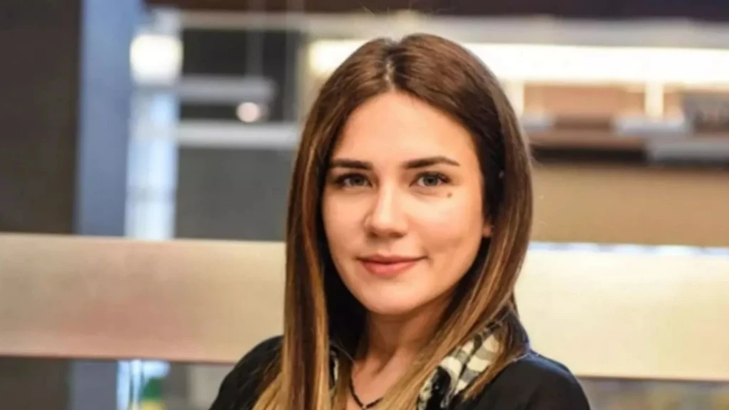 Usta oyuncu Perihan Savas Ay Yapimin NOW TV icin hazirladigi Sahtekarlar dizisinde Huma karakteriyle izleyici karsisina cikiyor. Fedakarligi ve aile baglariyla one cikan Huma dizinin en duy 70