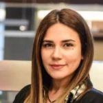 Usta oyuncu Perihan Savas Ay Yapimin NOW TV icin hazirladigi Sahtekarlar dizisinde Huma karakteriyle izleyici karsisina cikiyor. Fedakarligi ve aile baglariyla one cikan Huma dizinin en duy 70