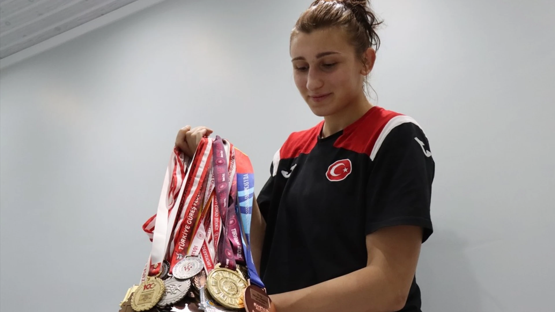 Erzincanlı milli güreşçi Elmira Yasin, U23 dünya güreş şampiyonası’nda bronz madalya kazandı! 4 Usta oyuncu Perihan Savas Ay Yapimin NOW TV icin hazirladigi Sahtekarlar dizisinde Huma karakteriyle izleyici karsisina cikiyor. Fedakarligi ve aile baglariyla one cikan Huma dizinin en duy 85
