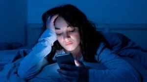 Uyumadan once telefon izlemek