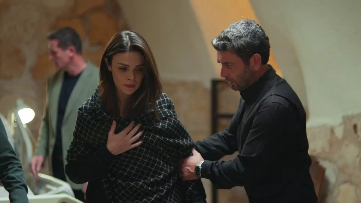 Uzak Şehir son bölüm nereden izlenir? Boran’ın uyandığı sahne sosyal medyaya damga vurdu 4 Uzak Şehir son bölüm nereden izlenir? Boran’ın uyandığı sahne sosyal medyaya damga vurdu