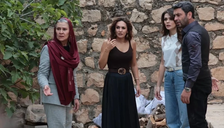 Uzak Şehir Hint dizilerine karşı! Alya ve Sadakat Hanım sosyal medyayı salladı 5 Uzak sehir 1 13