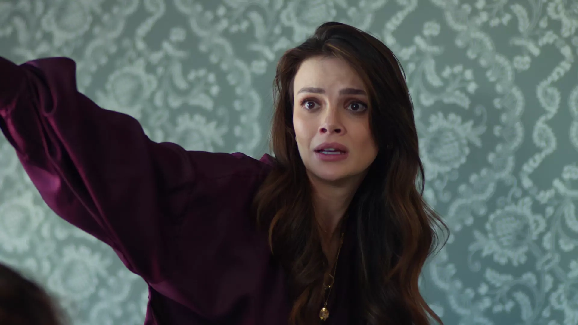 Uzak Şehir Hint dizilerine karşı! Alya ve Sadakat Hanım sosyal medyayı salladı 8 Uzak sehir 3 10