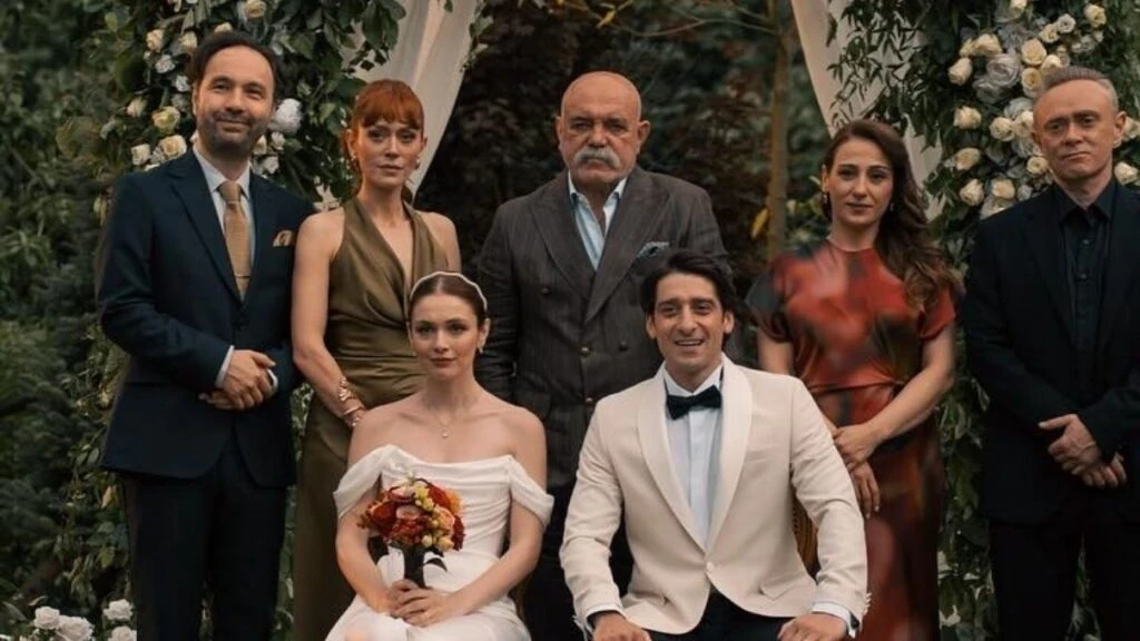 Veliaht dizisinin basrol oyunculari Akin Akinozu ve Serra Ariturk Cannesdaki davete katilacak