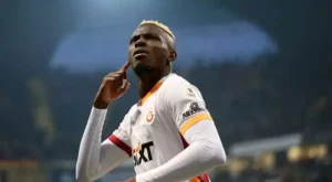 Victor Osimhen maasi