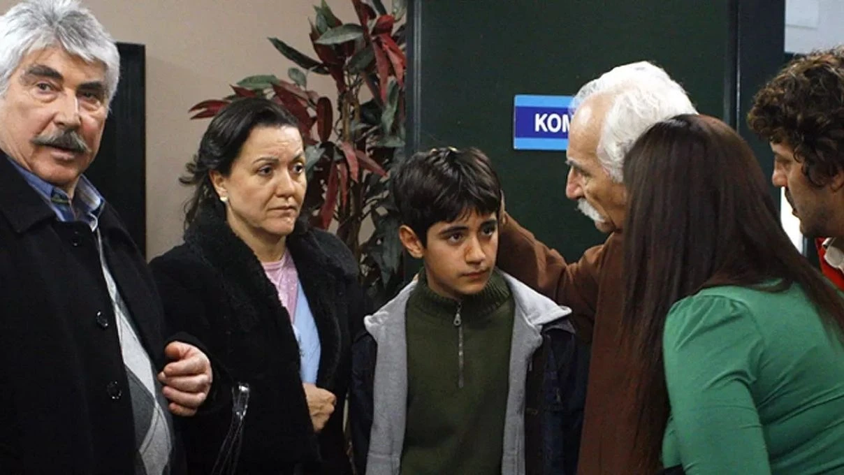 Yabancı Damat dizisinin oyuncuları yıllar sonra bir arada! Ozan Uğurlu ve Sumru Yavrucuk tiyatro oyununda buluştu