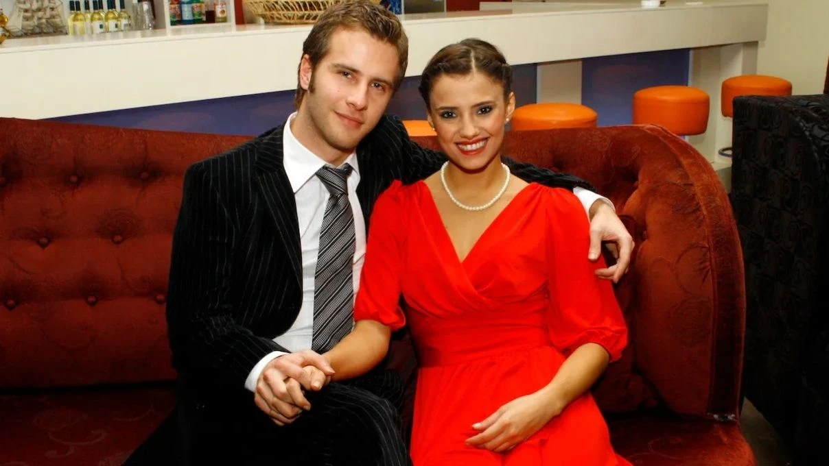 Yabancı Damat dizisinin oyuncuları yıllar sonra bir arada! Ozan Uğurlu ve Sumru Yavrucuk tiyatro oyununda buluştu