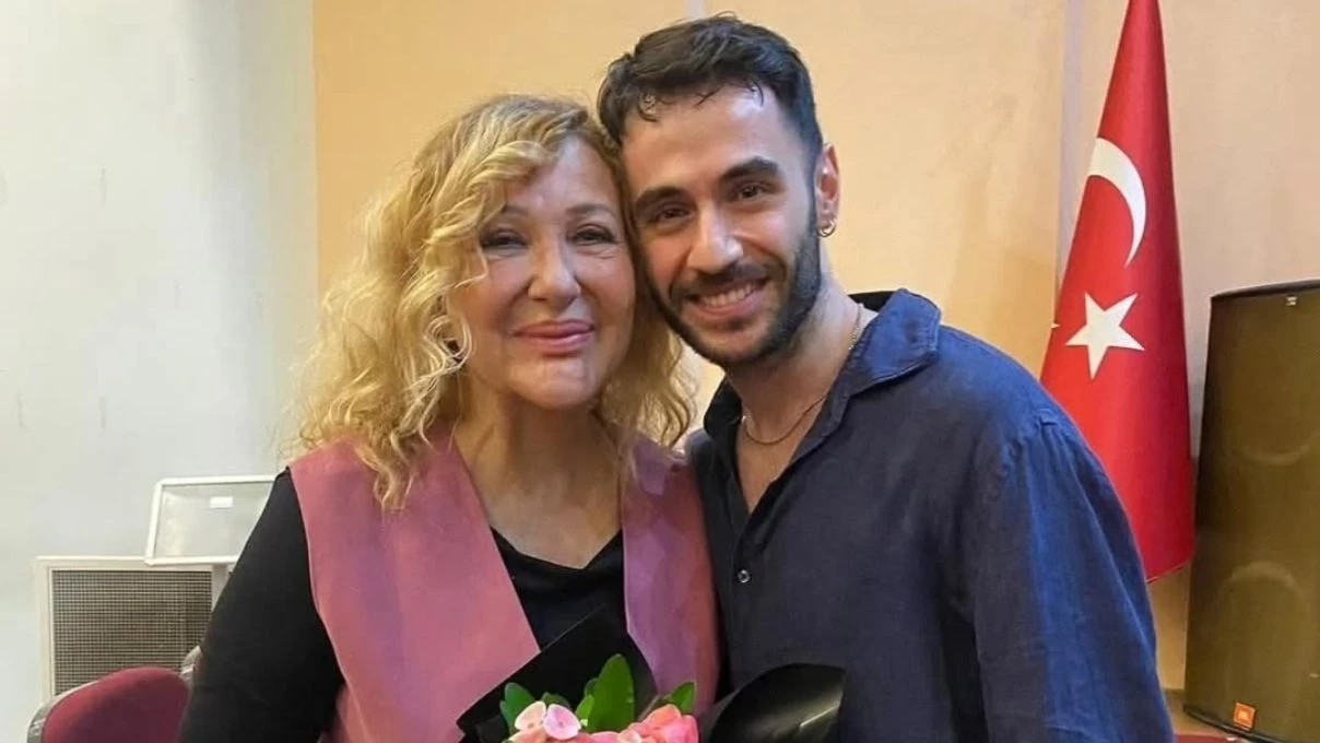 Yabancı Damat dizisinin oyuncuları yıllar sonra bir arada! Ozan Uğurlu ve Sumru Yavrucuk tiyatro oyununda buluştu