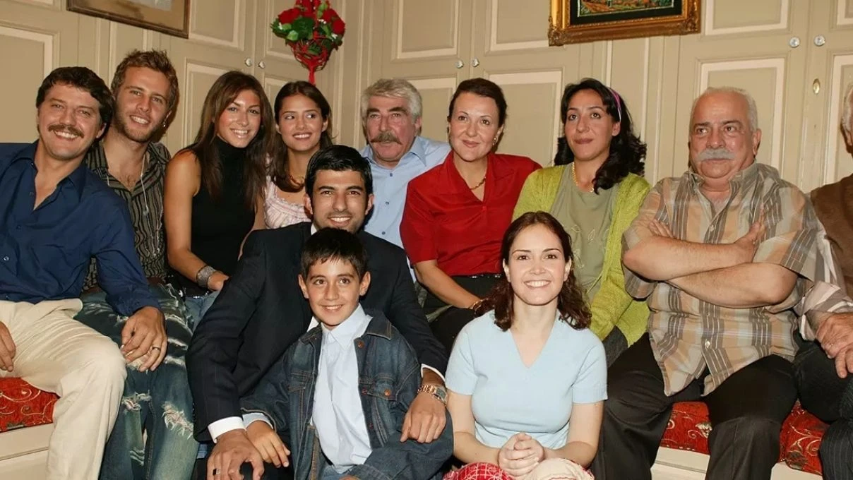 Yabancı Damat dizisinin oyuncuları yıllar sonra bir arada! Ozan Uğurlu ve Sumru Yavrucuk tiyatro oyununda buluştu