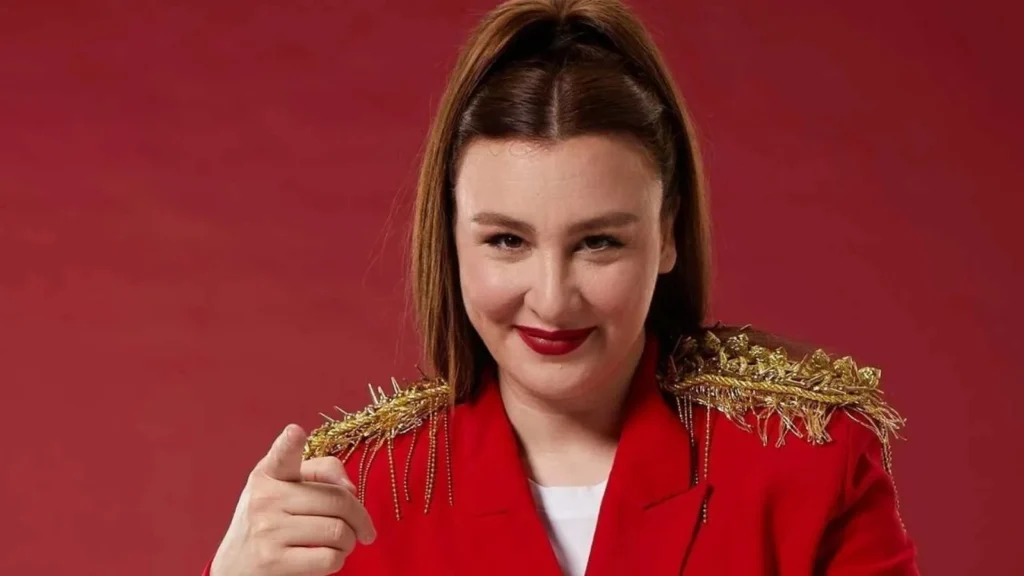 Yasemin Sakallıoğlu 100’üncü gösterisine 12 kiloluk kostümüyle çıktı! “Boyun fıtığı oldum”
