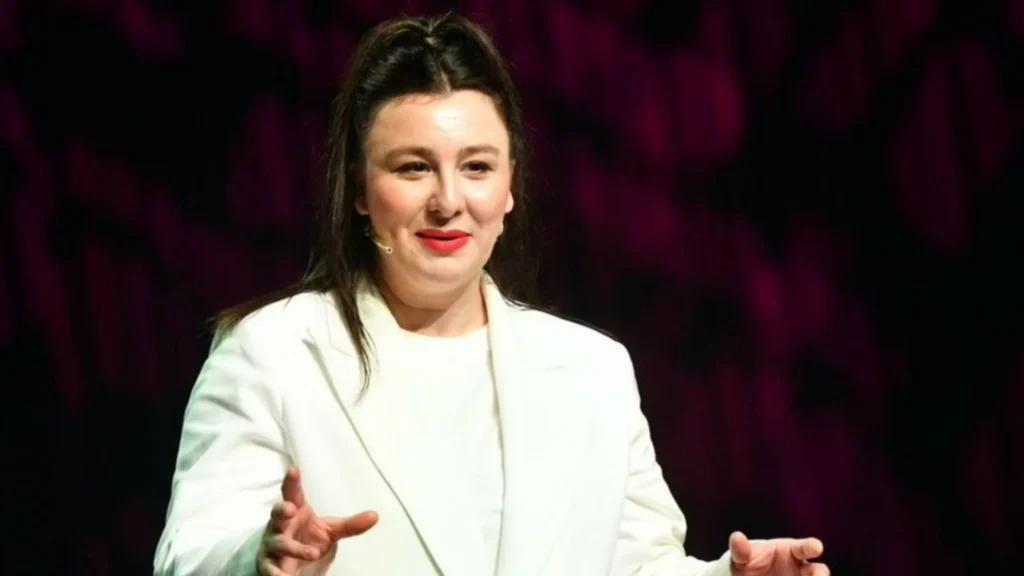 Yasemin Sakallıoğlu 100’üncü gösterisine 12 kiloluk kostümüyle çıktı! “Boyun fıtığı oldum”