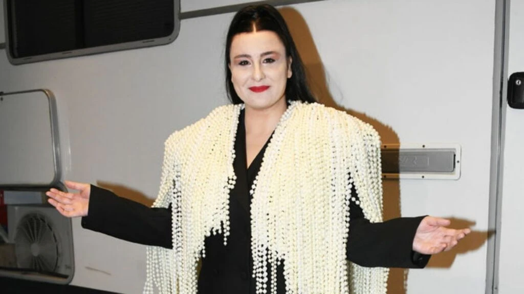 Yasemin Sakallıoğlu 100’üncü gösterisine 12 kiloluk kostümüyle çıktı! “Boyun fıtığı oldum”