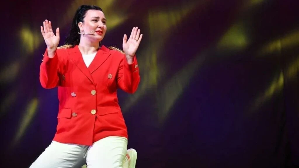 Yasemin Sakallıoğlu’nun Antalya’daki gösterisine binlerce kişi akın etti! Ünlü komedyen 40 derece sıcakta 3 kilo verdi