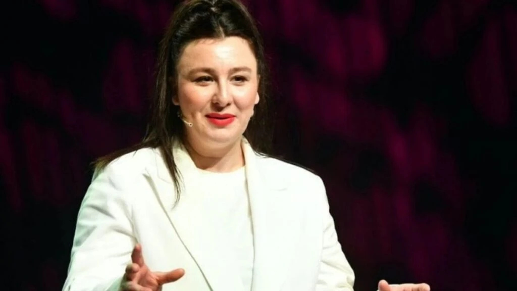 Yasemin Sakallıoğlu’nun Antalya’daki gösterisine binlerce kişi akın etti! Ünlü komedyen 40 derece sıcakta 3 kilo verdi